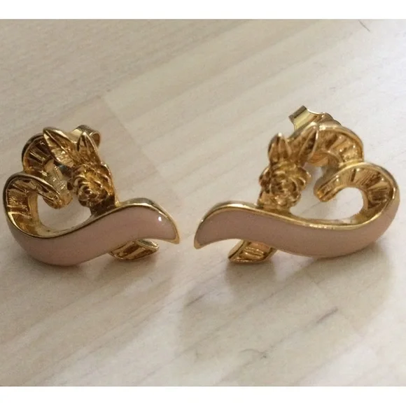 EUC Vintage Goldtone Rose/Pink Enamel Heart Earrings - Picture 3 of 4